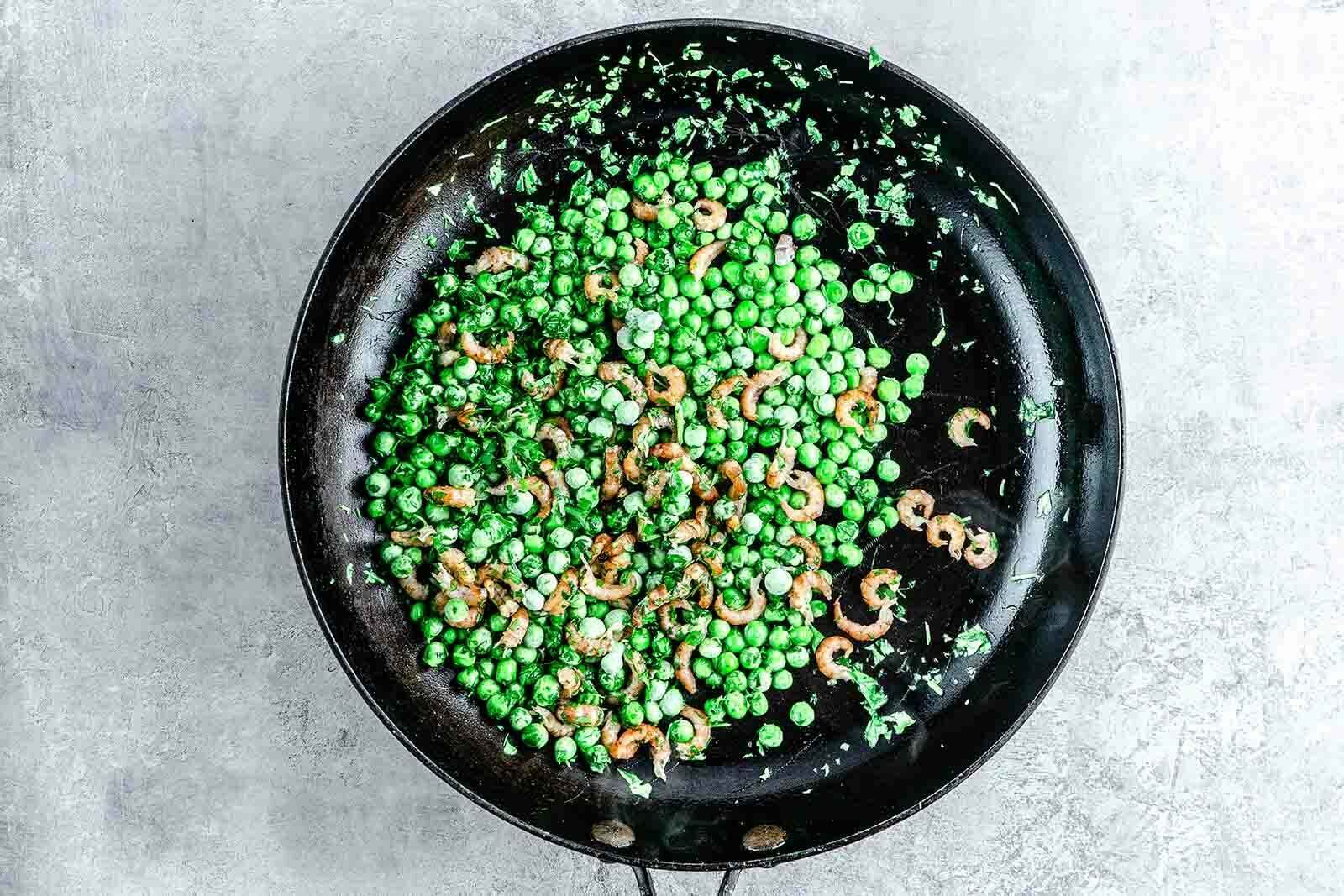 creamy pasta sauce with prawns and peas